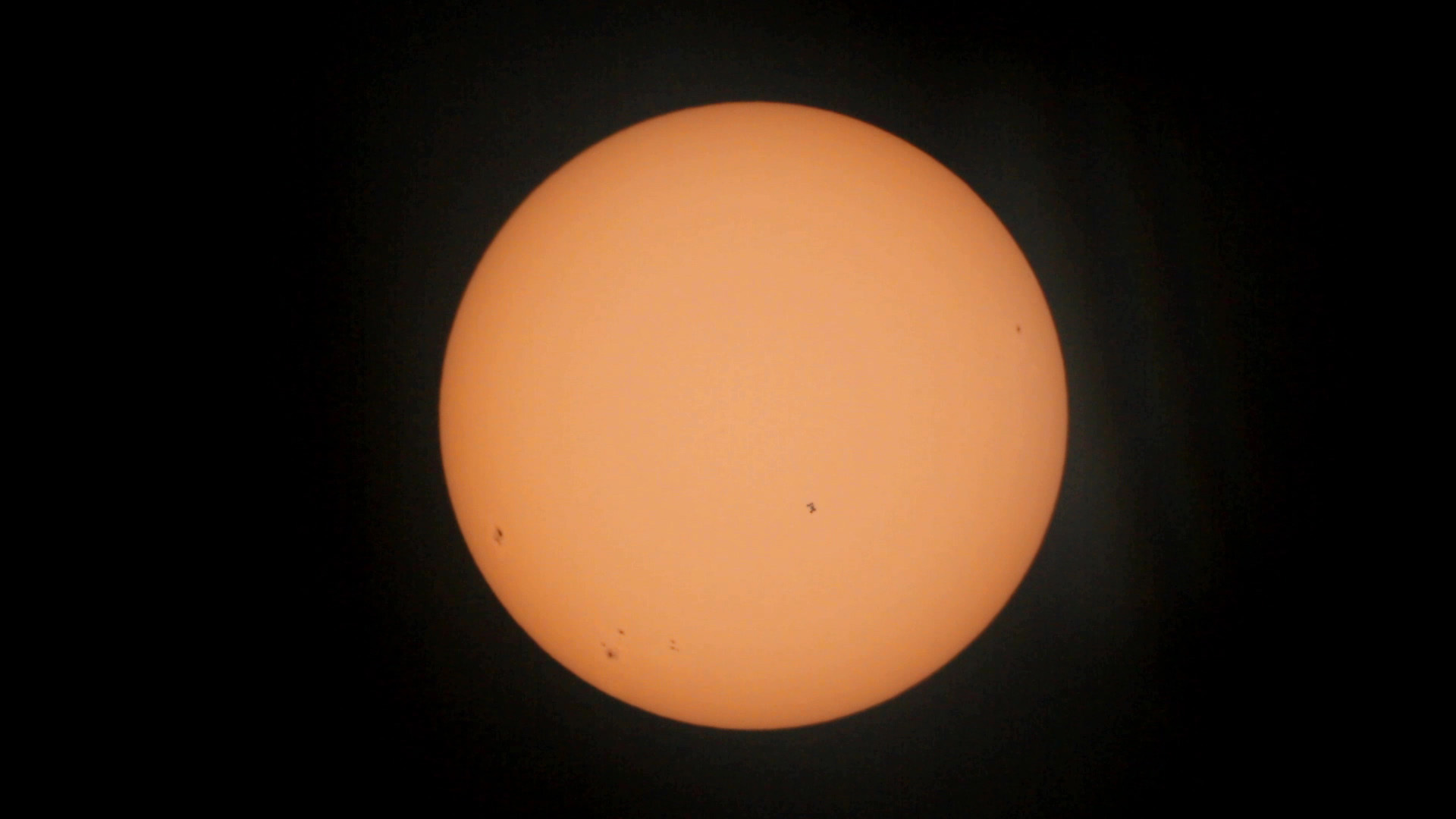 2014.9.6 태양 앞을 지나가는 ISS 2.jpg