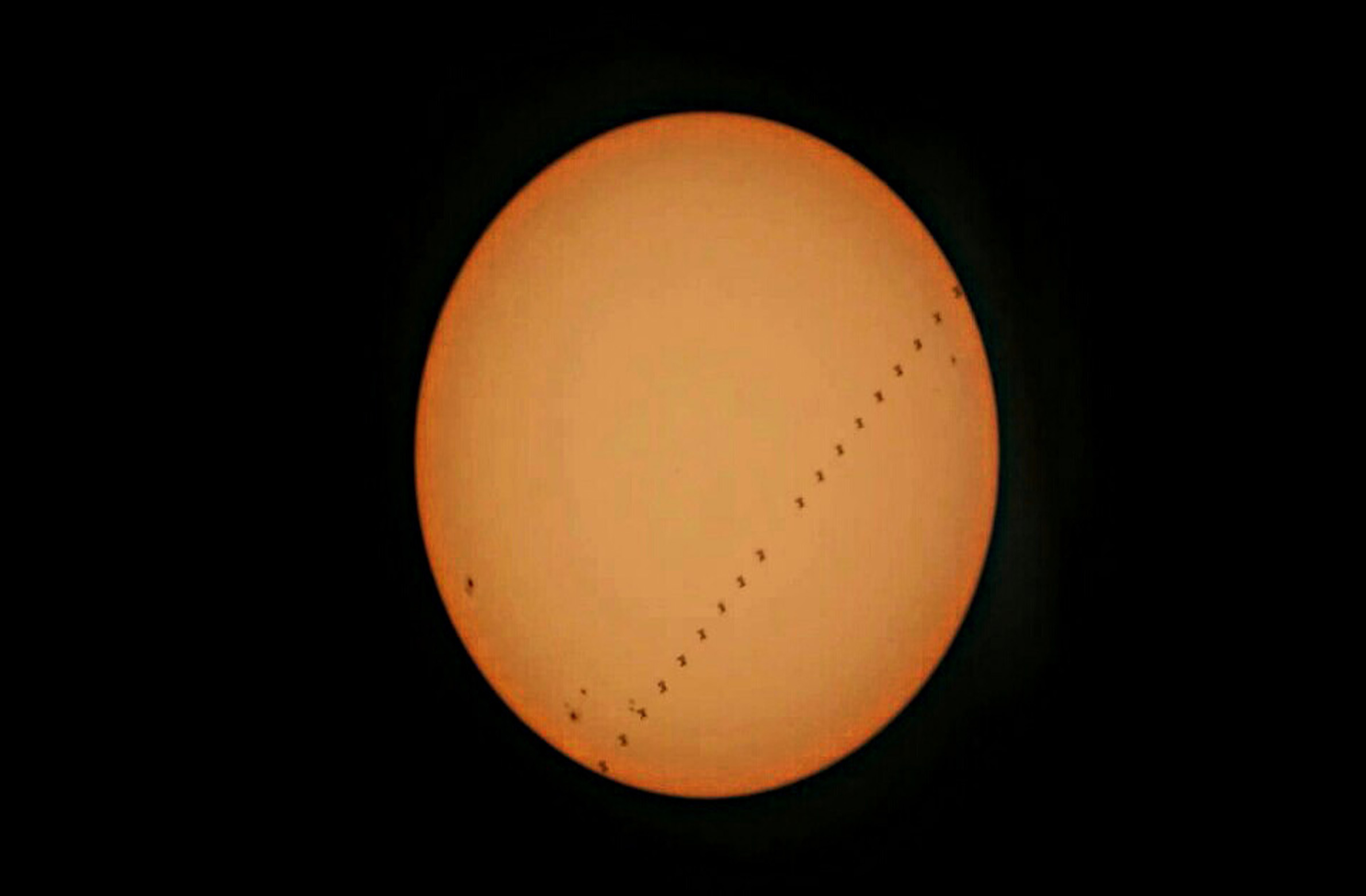 2014.9.6 태양 앞을 지나가는 ISS.jpg