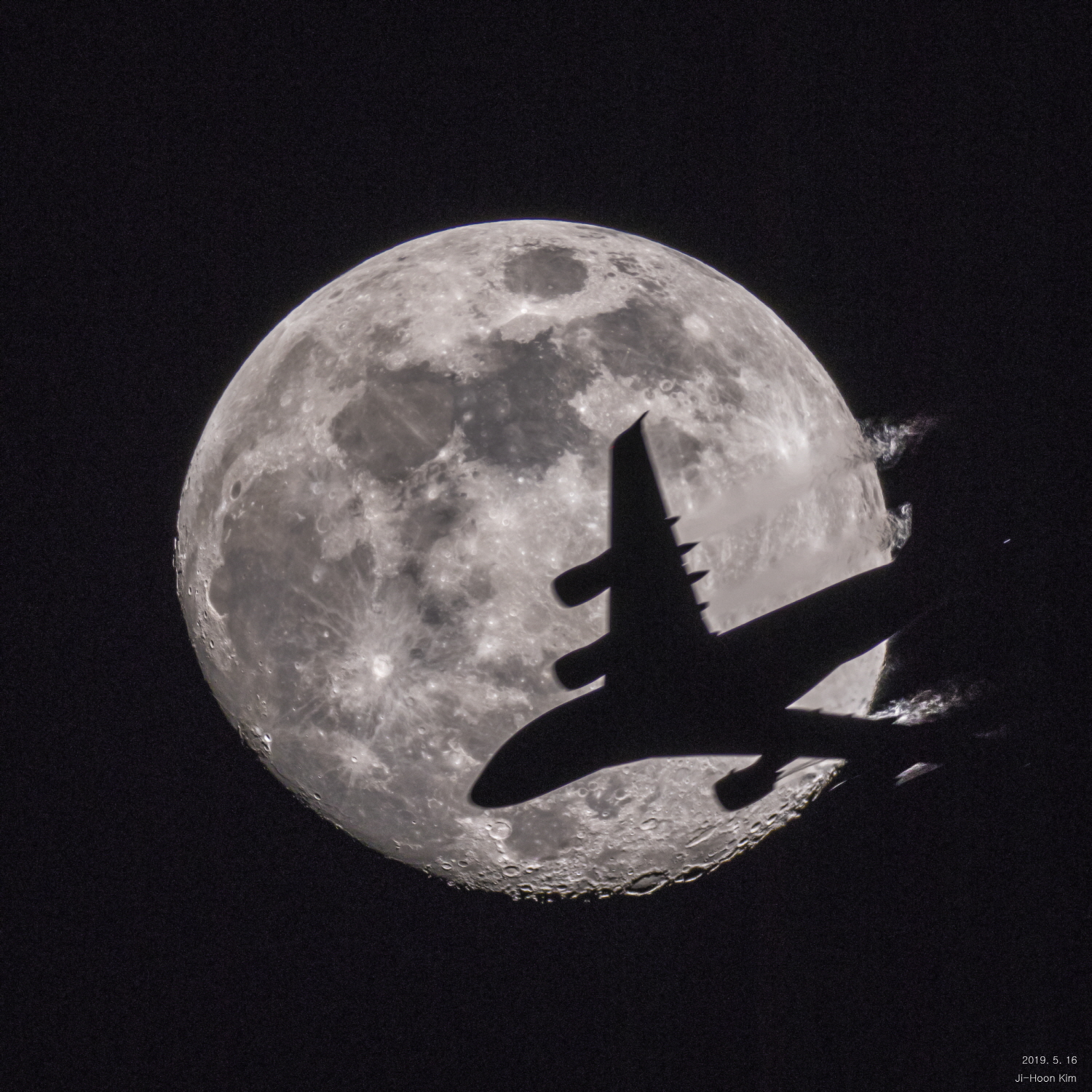 2019.5.16 Moon & Airplane.jpg