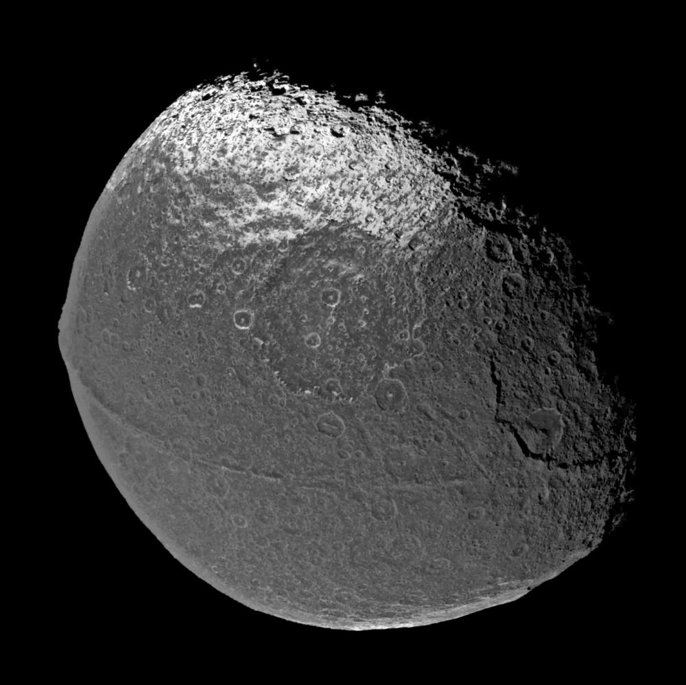 News Forum-토성-충-4월16-위성들-Iapetus-1.jpg